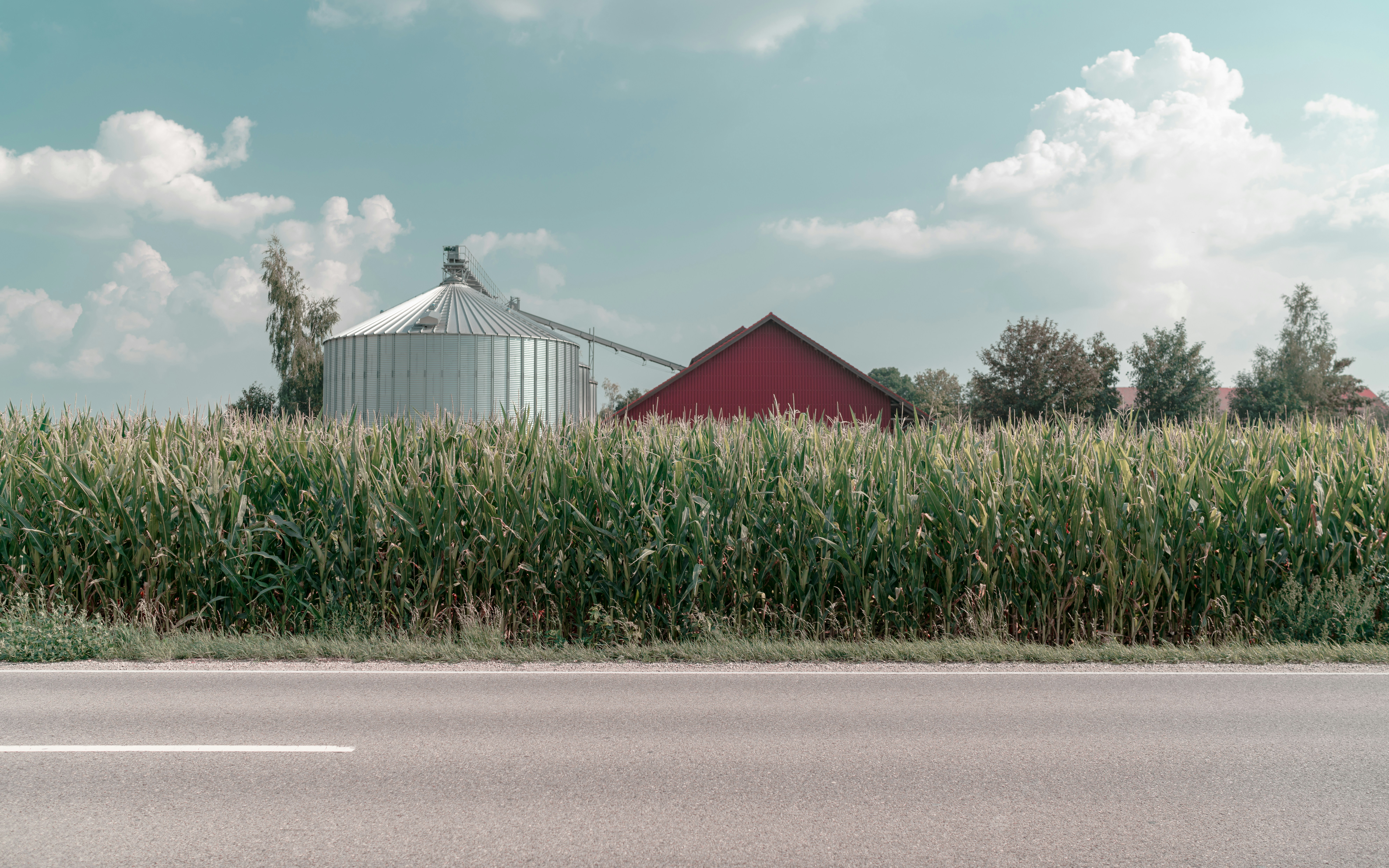 julian-scholl-HGJqVcbQLgk-unsplash A farm house sits in a field
