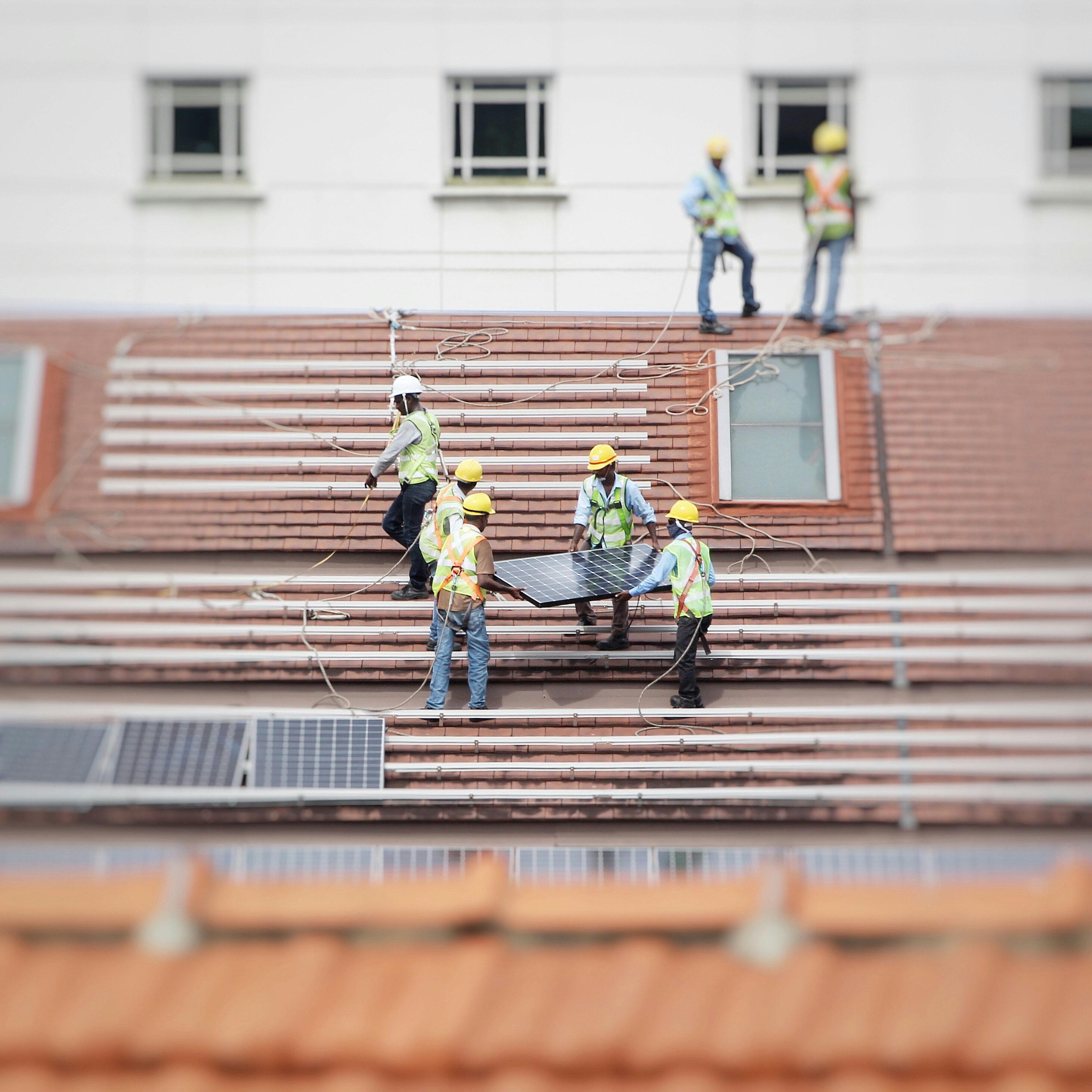 justin-lim-Fpcy-AdFhUg-unsplash (1) Construction workers install solar panel